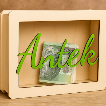 Skarbonka z przezroczystym frontem i banknotami w środku, lekko przekręcona, prezentowana na białym tle z naturalnym światłem