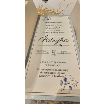 Zaproszenie na Pierwszą Komunię Świętą – eleganckie, z drewnianą ozdobą IHS