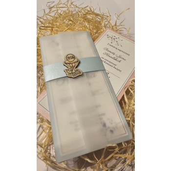 Zaproszenie na Pierwszą Komunię Świętą – eleganckie, z drewnianą ozdobą IHS